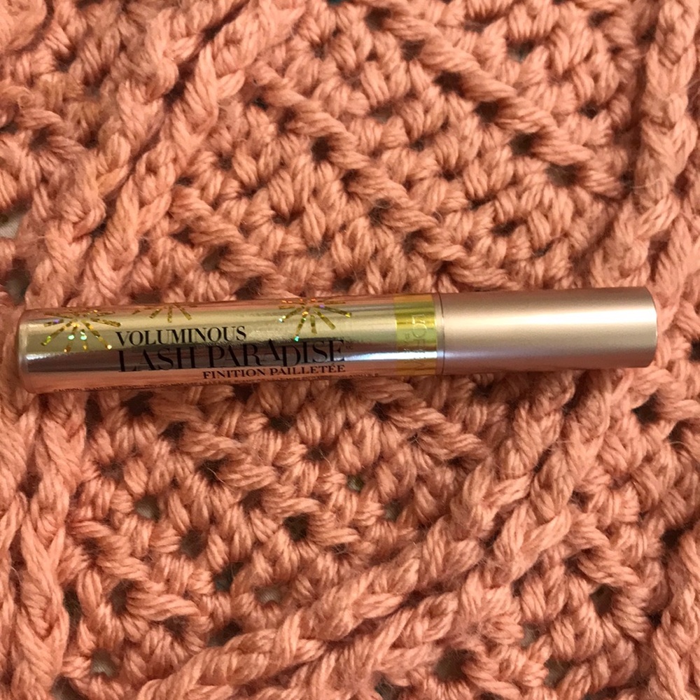 L’Oréal glitter mascara topper.